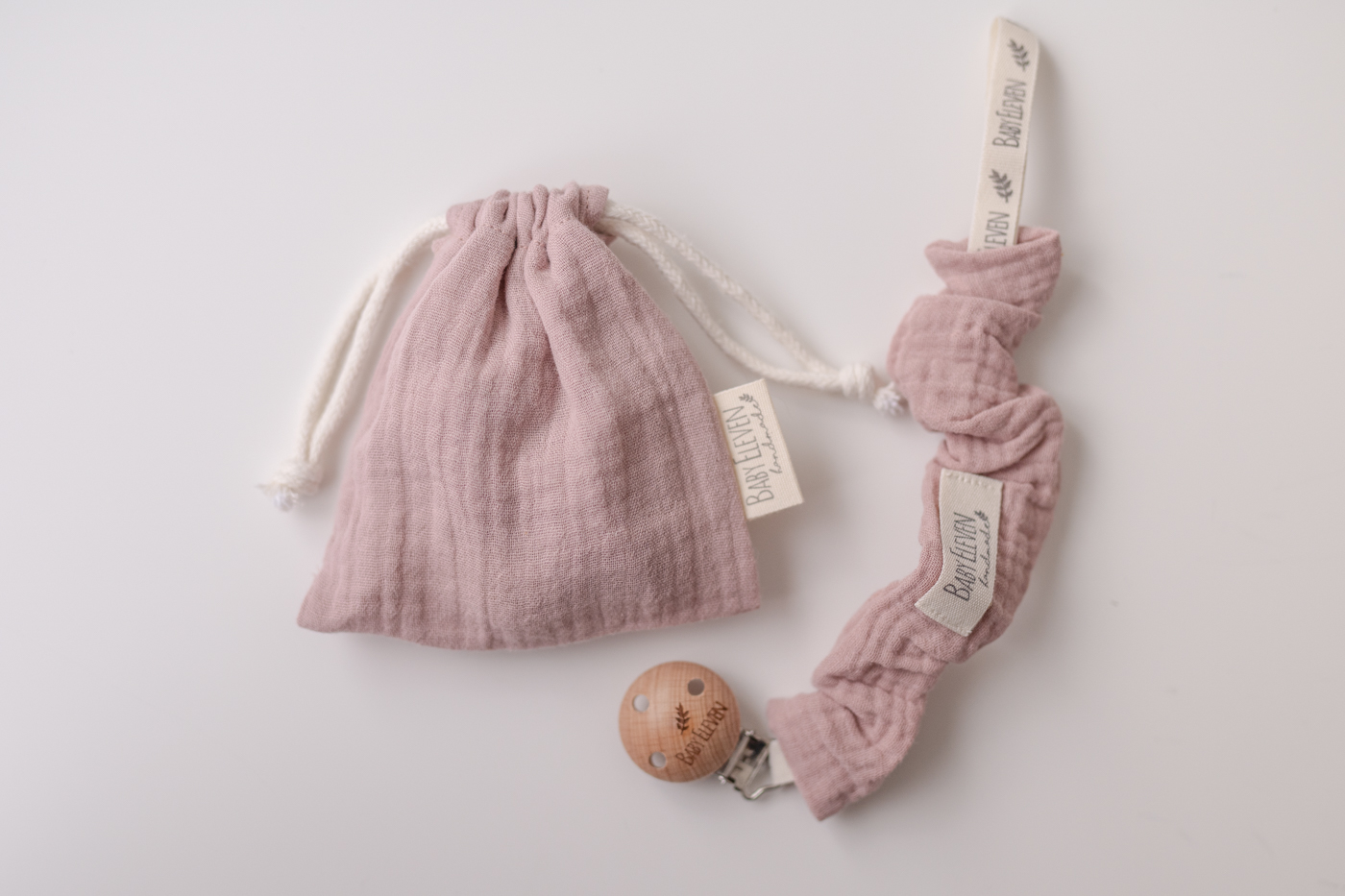 Chupeteros de bebé hechos a mano con suaves telas hechos por Koaxela.