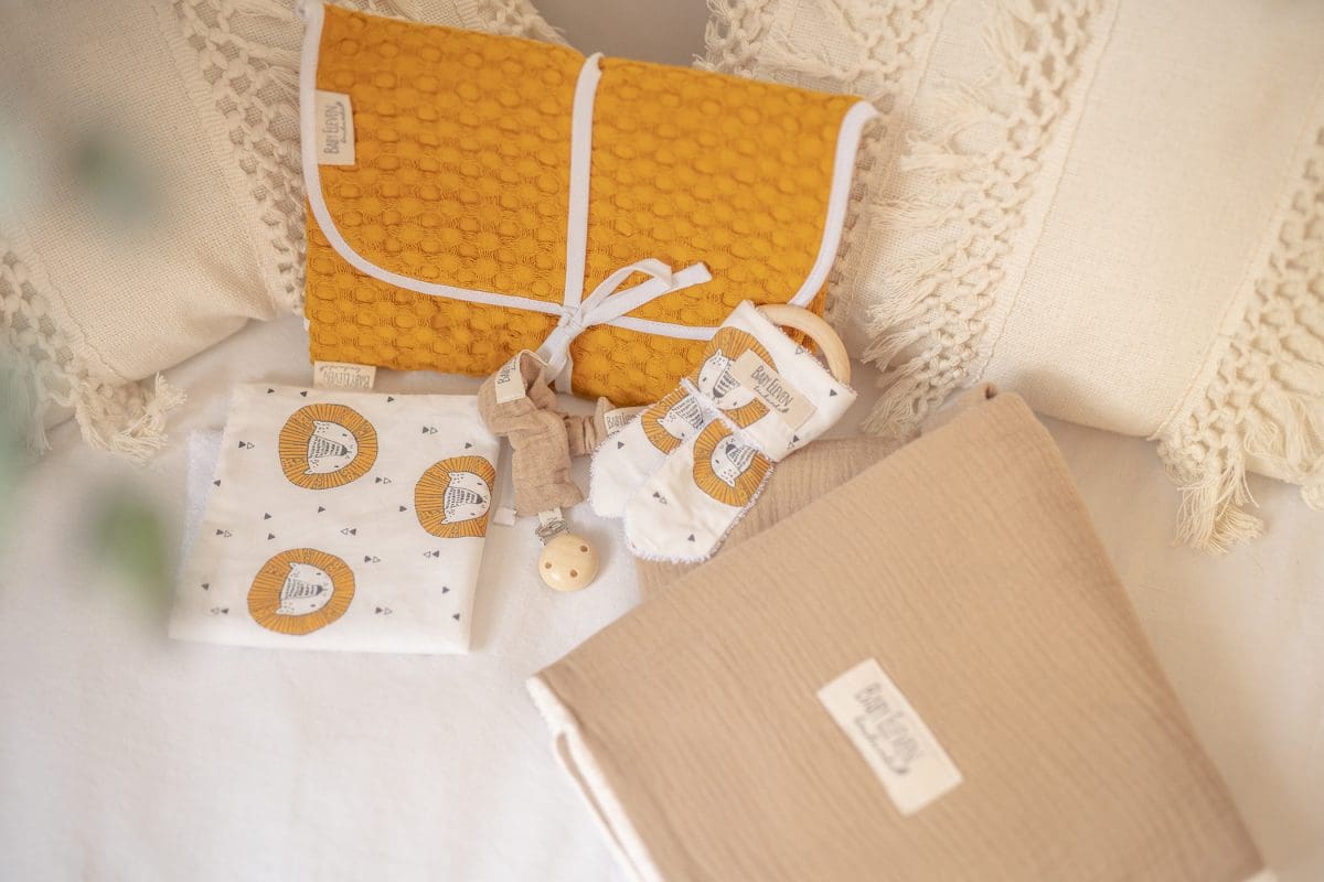 pack-imprescindibles-paseo-regalo-canastilla-bebe-arthur