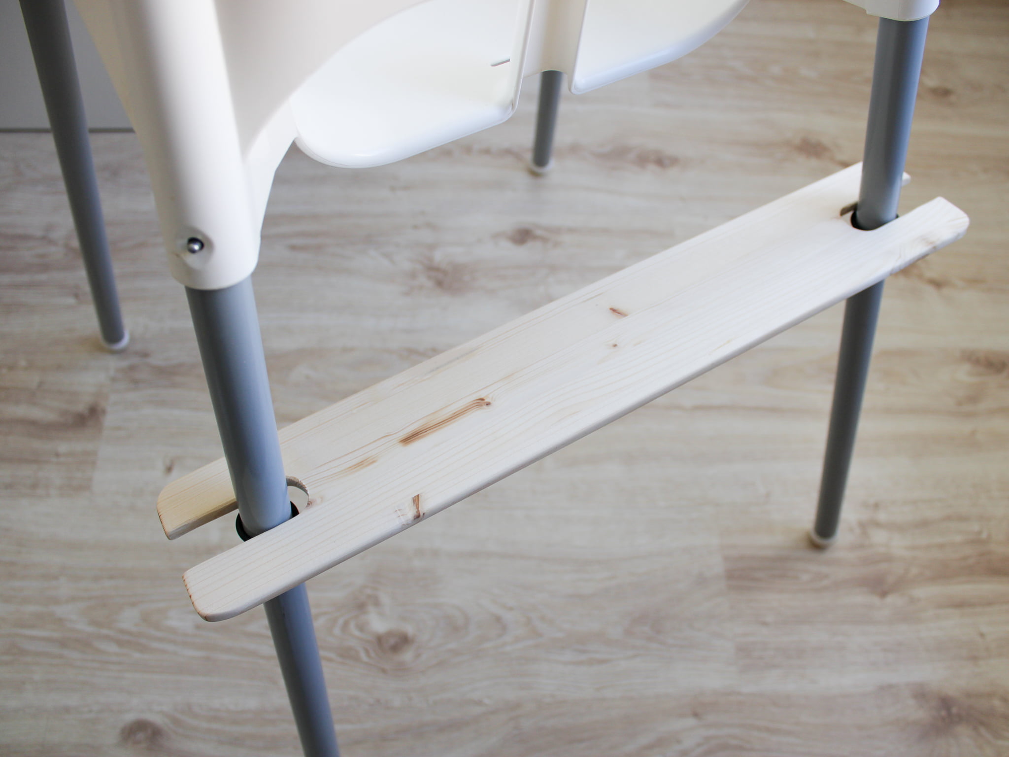 Reposapiés lacado en blanco para la trona Antilop IKEA