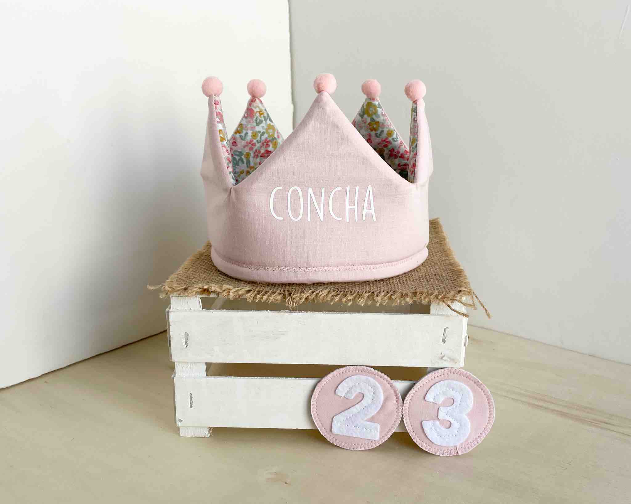 Kembilove Conjunto Cumpleaños Personalizado de 4 piezas para Bebé de 1 año  – Con Corona, Body, Cubrepañal y Vela – Disfraz para sesiones de fotos de