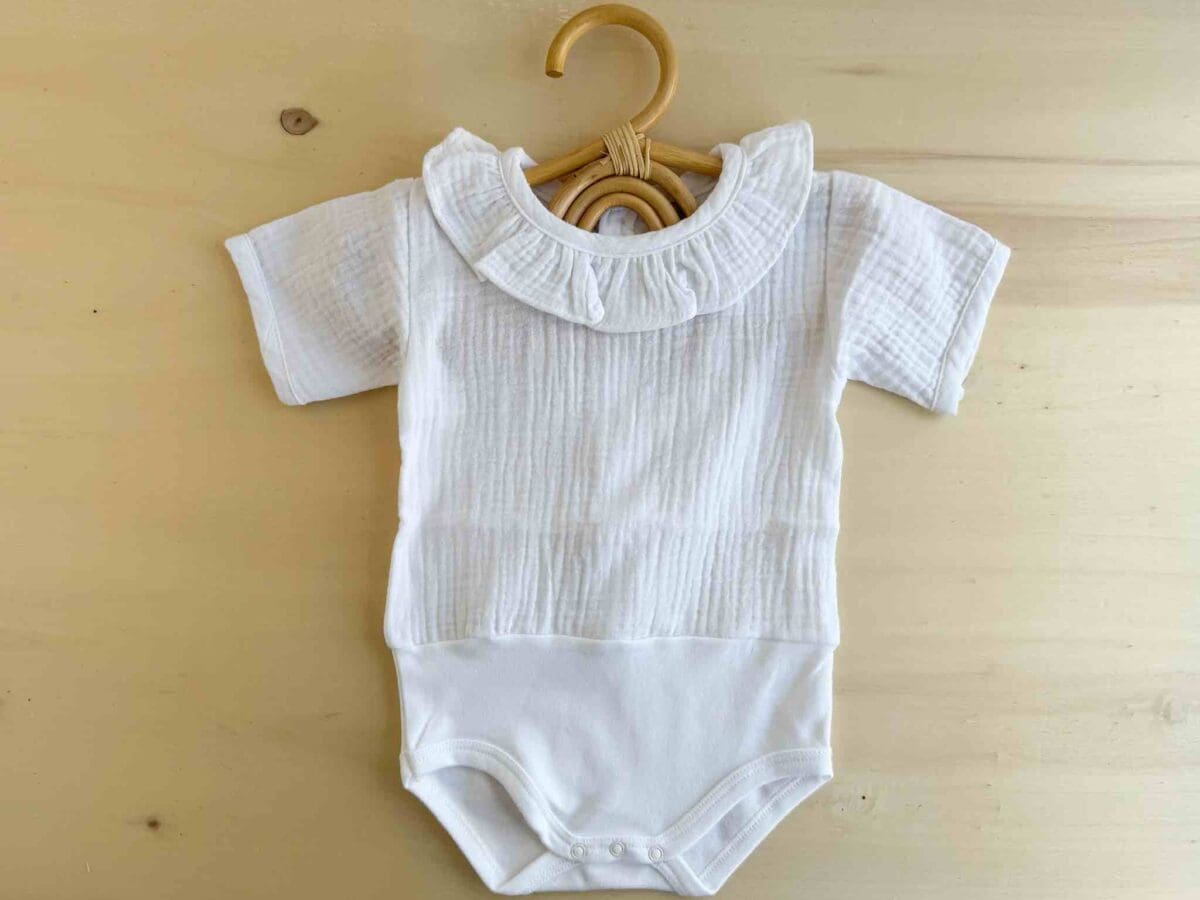 body-bambula-cuello-volante-manga-corta