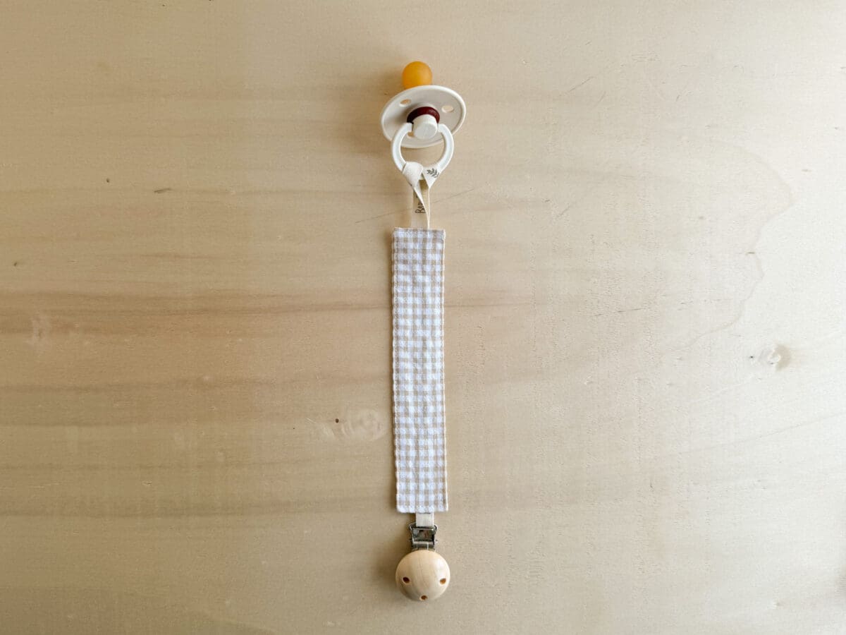 chupetero-de-tela-vichy-vainilla