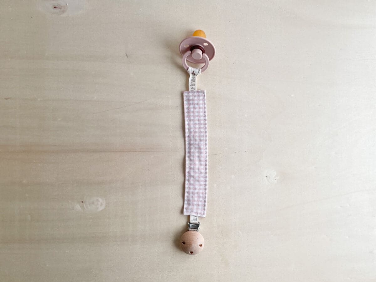 chupetero-de-tela-vichy-nude